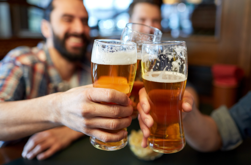Foto mužov v krčme konzumujúcich pivo